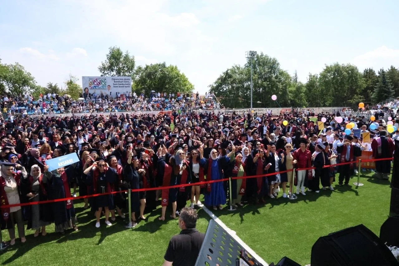 Anadolu Üniversitesi'nde 7'den 70'e Mezuniyet Coşkusu